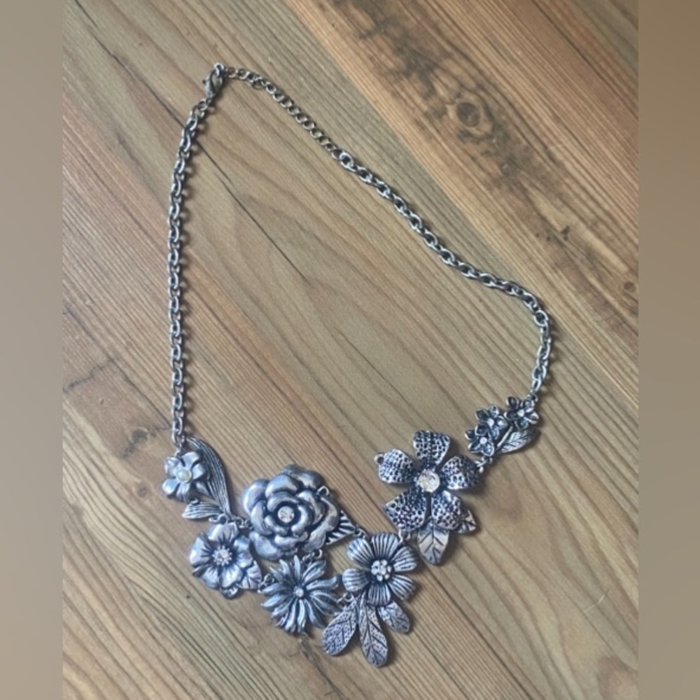 Womens 20” silver flower necklace
